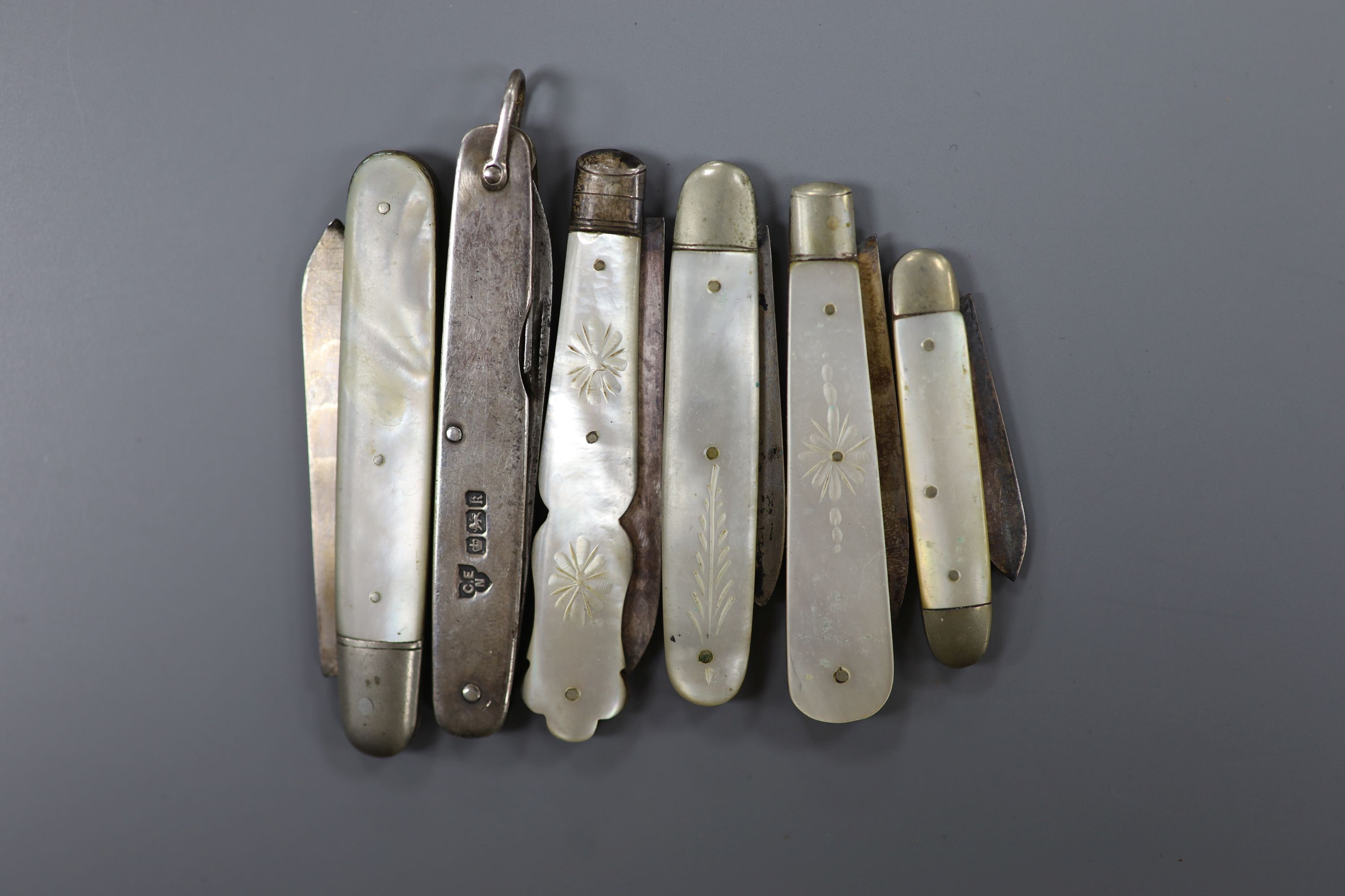 Five assorted early 20th century mother of pearl mounted silver fruit knives and a silver mounted penknife.